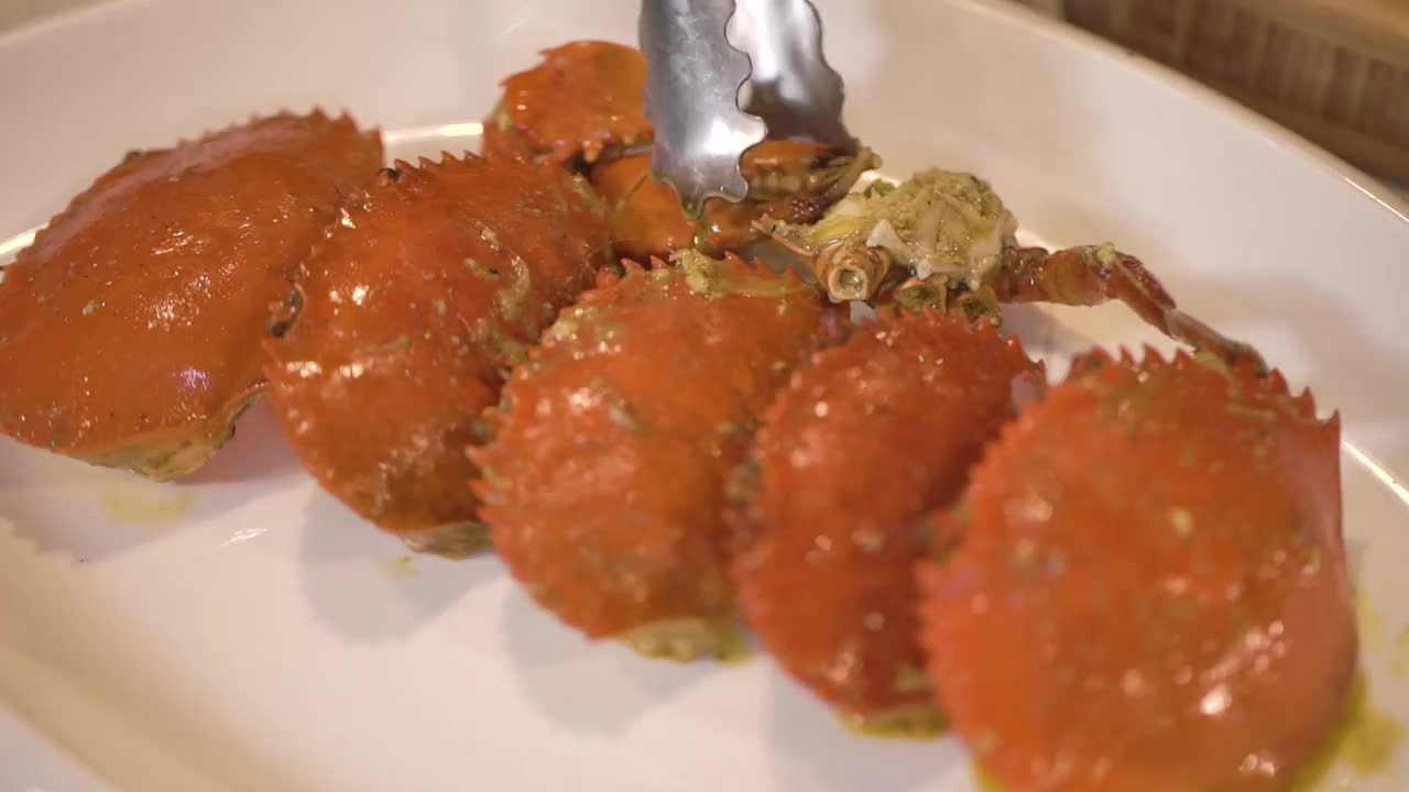咖喱酱蟹壳炒盘，黑蟹菠萝咖喱炒盘视频素材