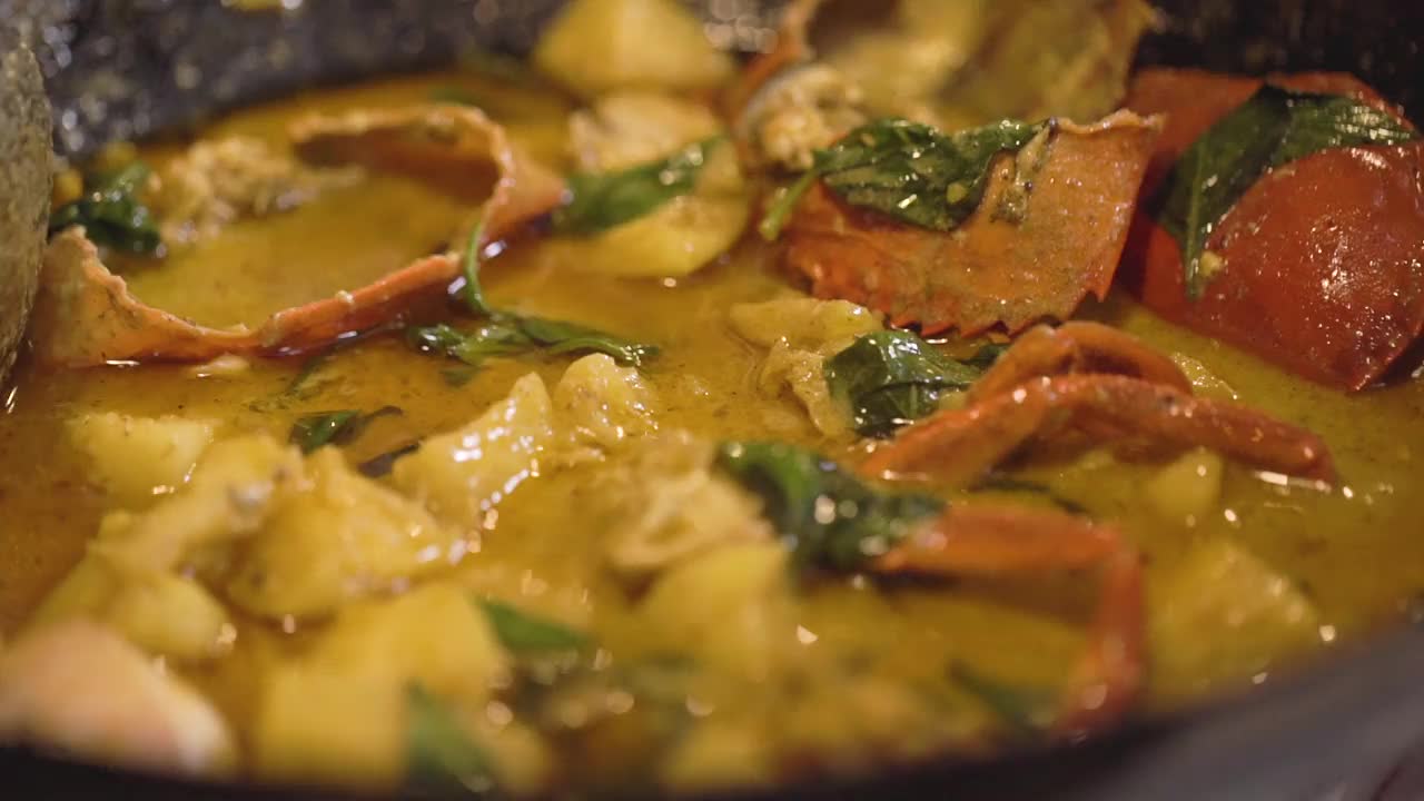 黑蟹菠萝咖喱的特写，在锅里烹饪泰国菜视频素材