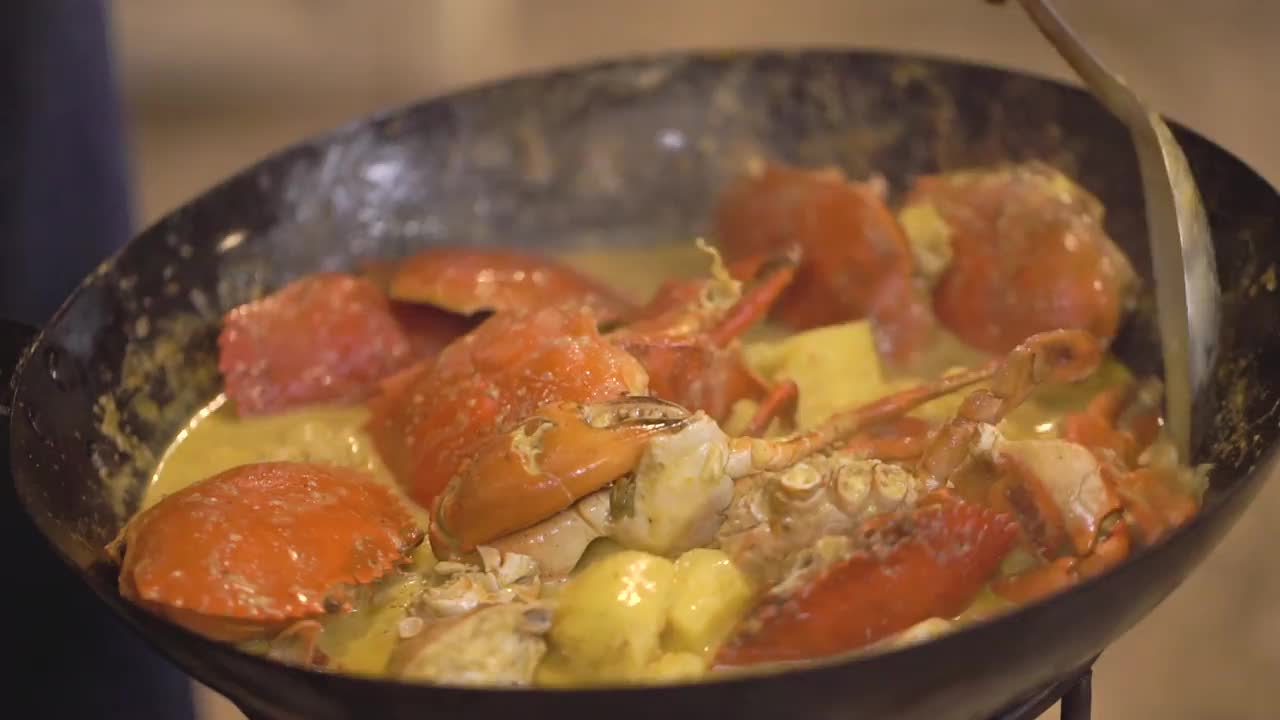 黑蟹菠萝咖喱的特写，在锅里烹饪泰国菜视频素材