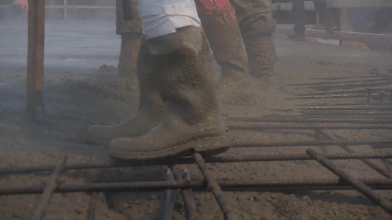 施工队在一个大型商业工地浇筑混凝土。视频素材