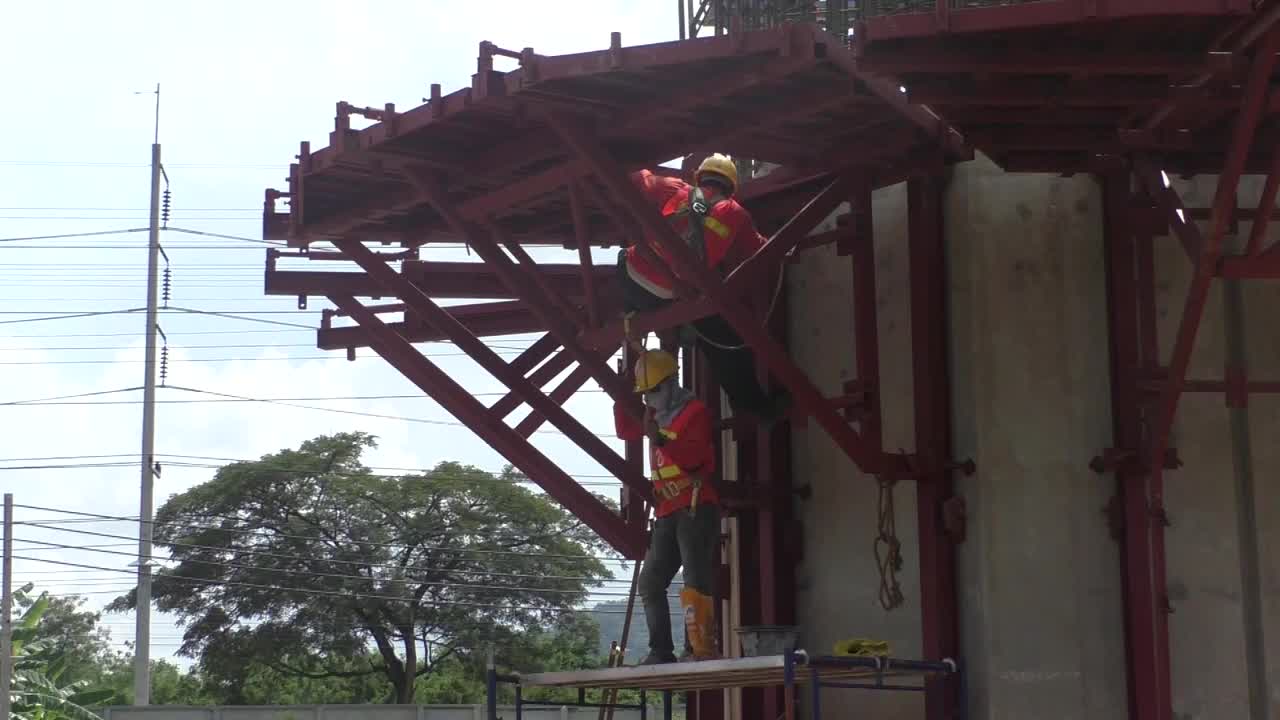技术人员正在建造混凝土柱子来支撑这座桥。视频下载