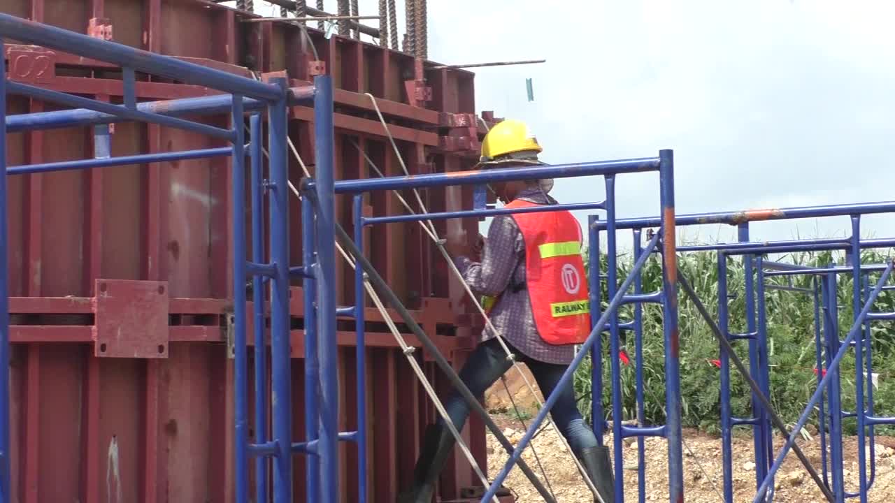 技术人员正在建造混凝土柱子来支撑这座桥。视频下载