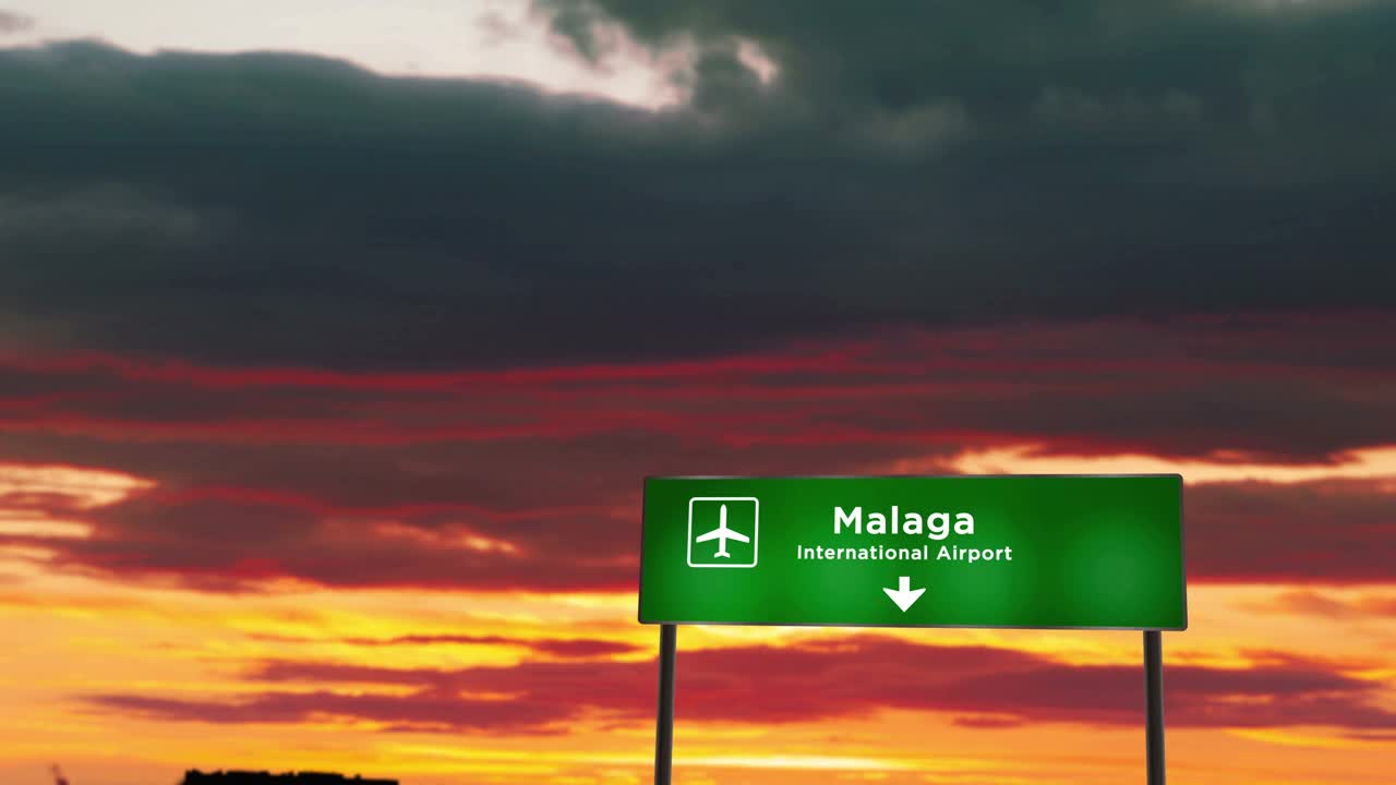 飞机降落在西班牙马拉加机场视频素材