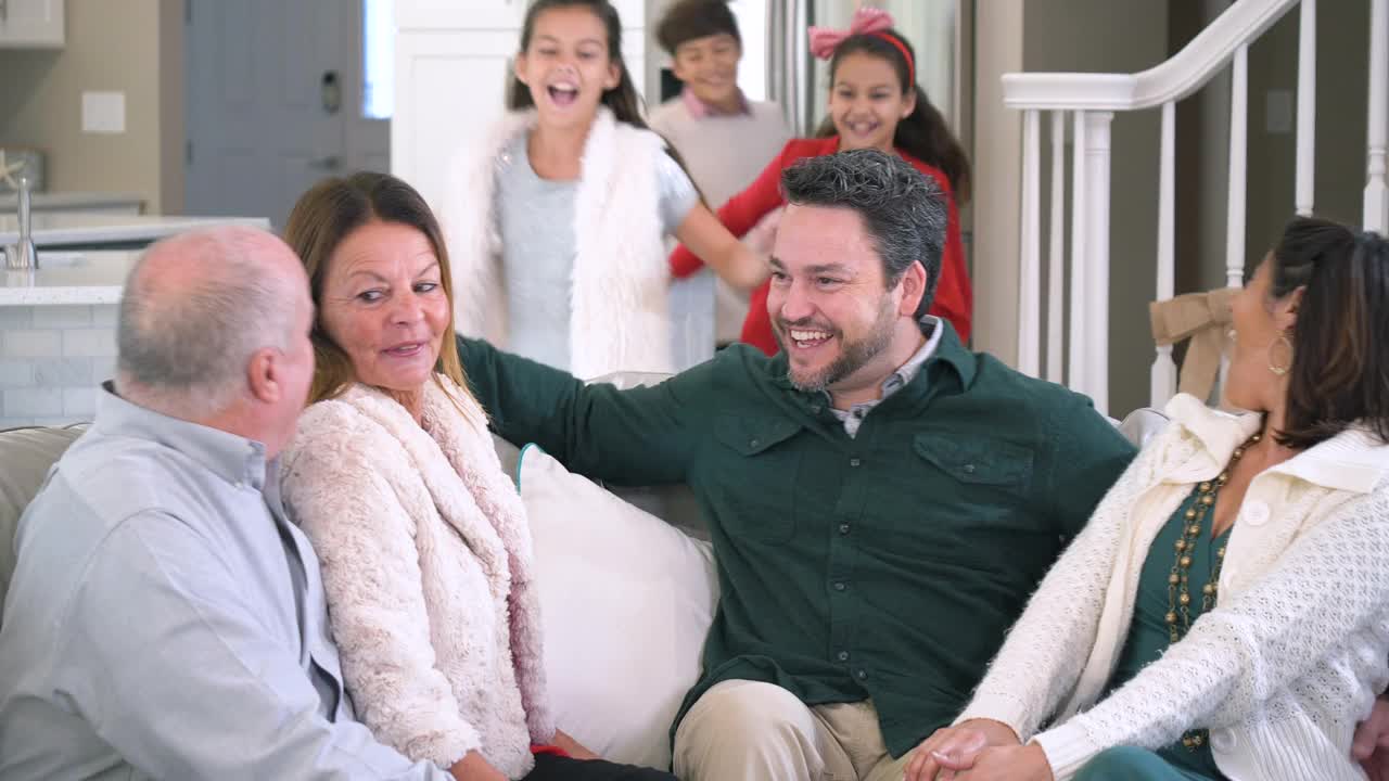 几代人的家庭聚在客厅沙发上视频下载