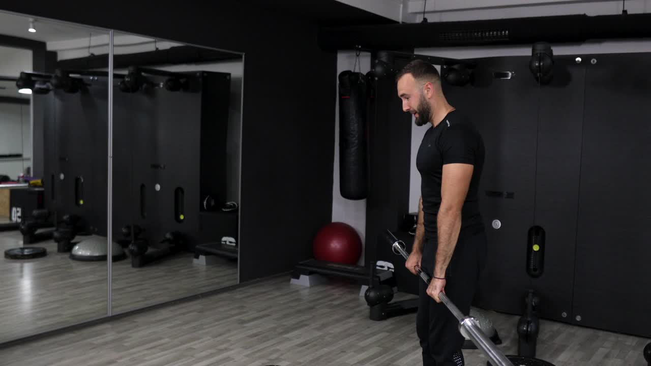 在与客户开始训练之前，私人教练在健身房热身视频下载