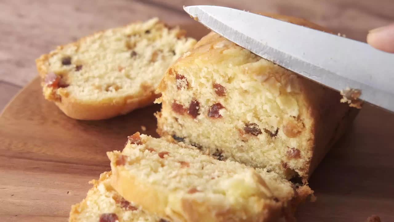 在砧板上切面包房的水果蛋糕视频素材