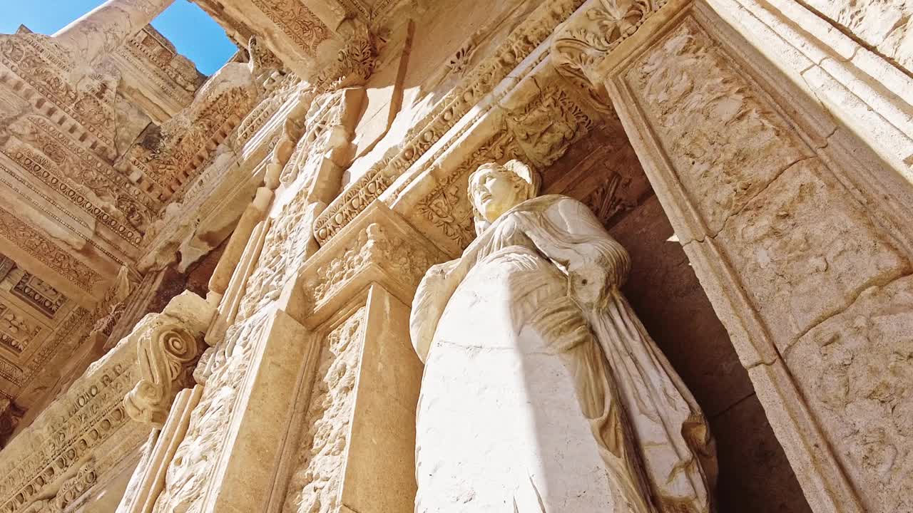 土耳其以弗所附近的克勒苏斯图书馆的罗马废墟视频素材