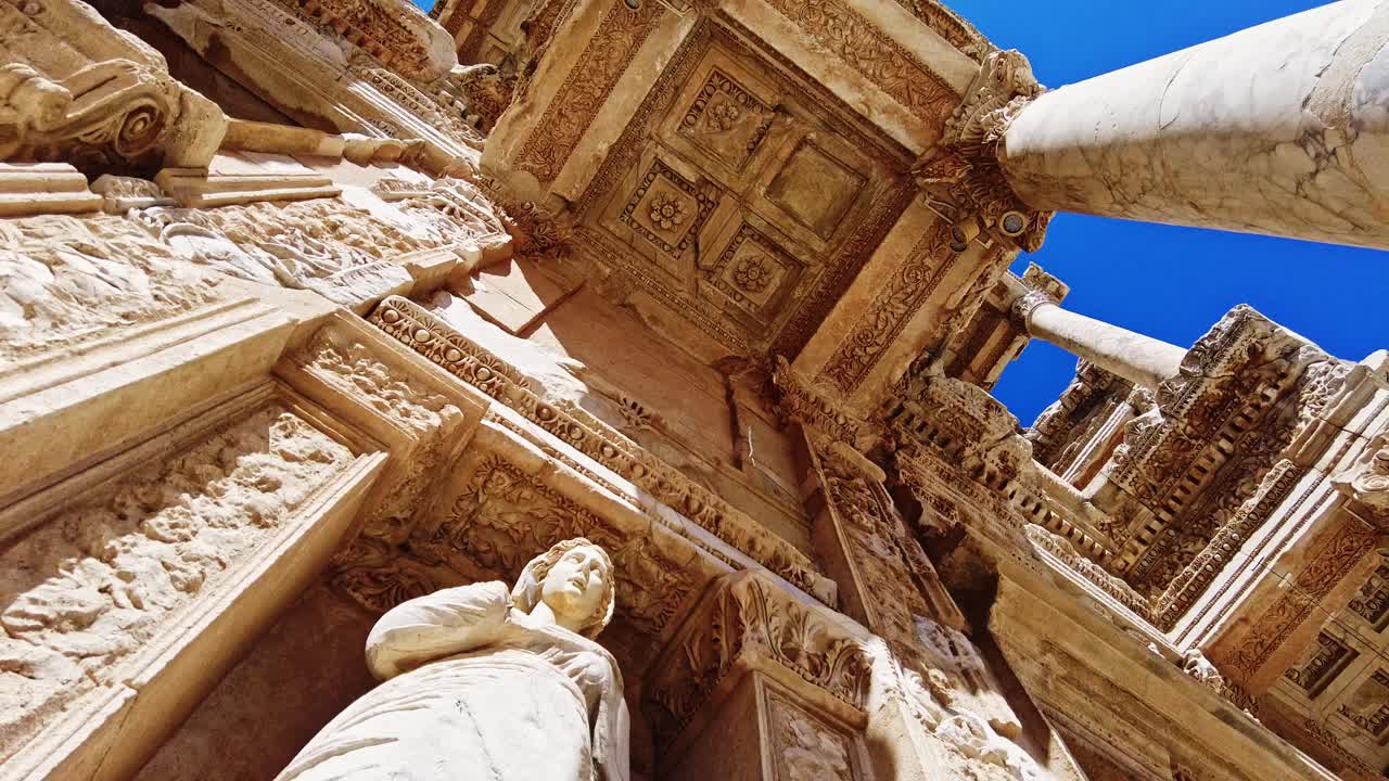 土耳其以弗所附近的克勒苏斯图书馆的罗马废墟视频素材