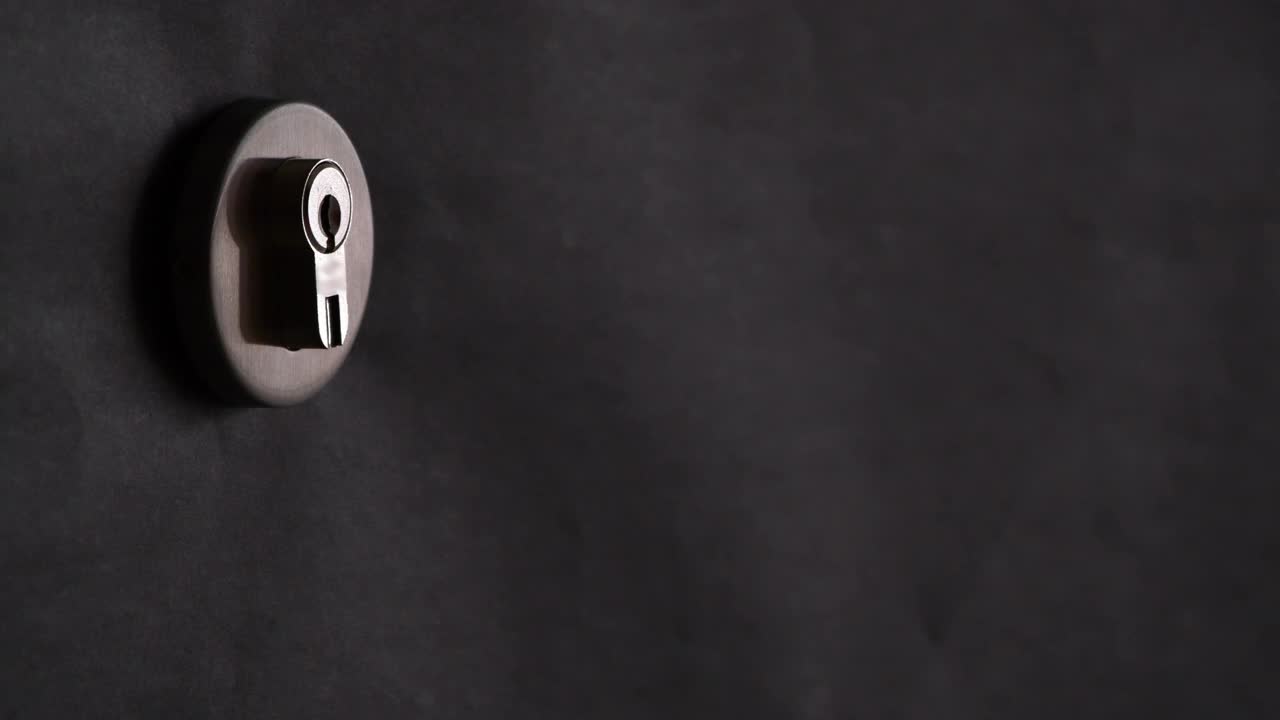 4K -黑暗中，一只手把钥匙插进锁里视频下载