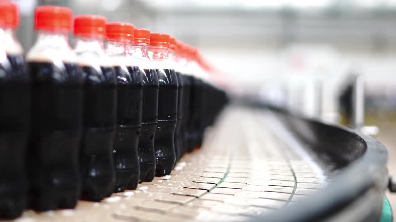 碳酸饮料输送带生产线视频下载