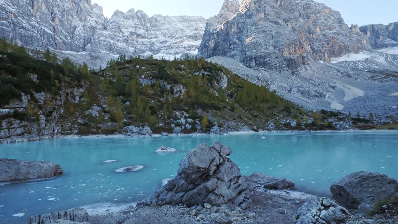 冰冻的索拉皮斯湖和雄伟的白云石高山，意大利贝鲁诺省视频下载