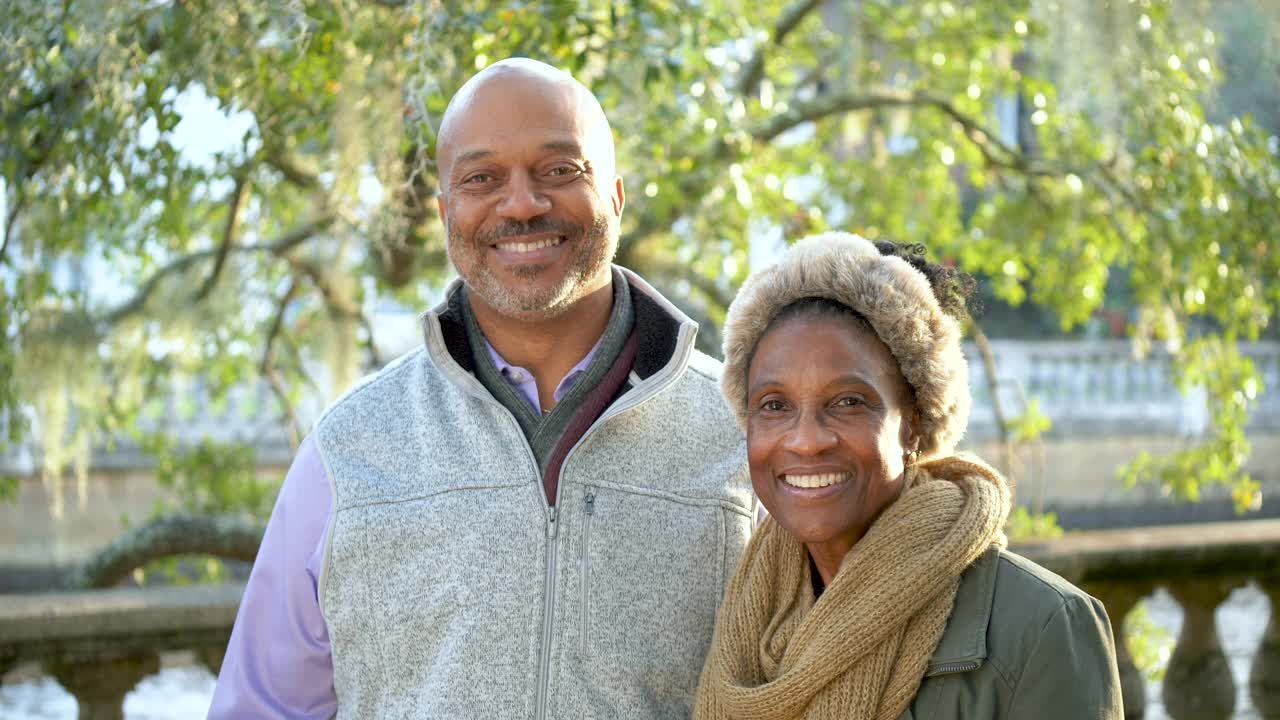 一对成熟的非洲裔美国夫妇在公园里微笑着视频素材
