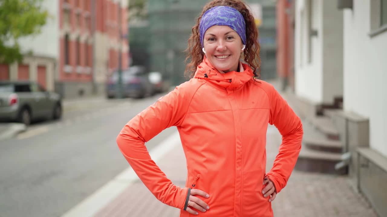 女慢跑者在街上的肖像视频下载
