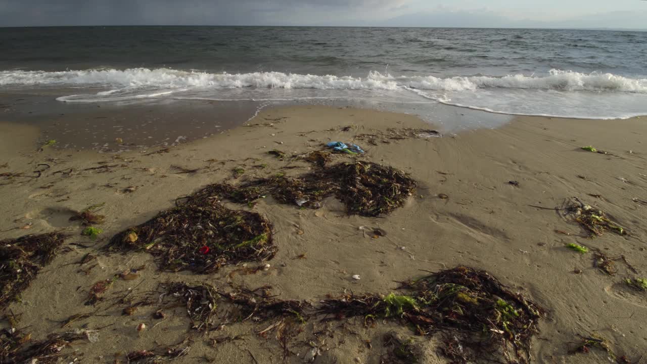 被塑料垃圾污染的沙滩视频素材