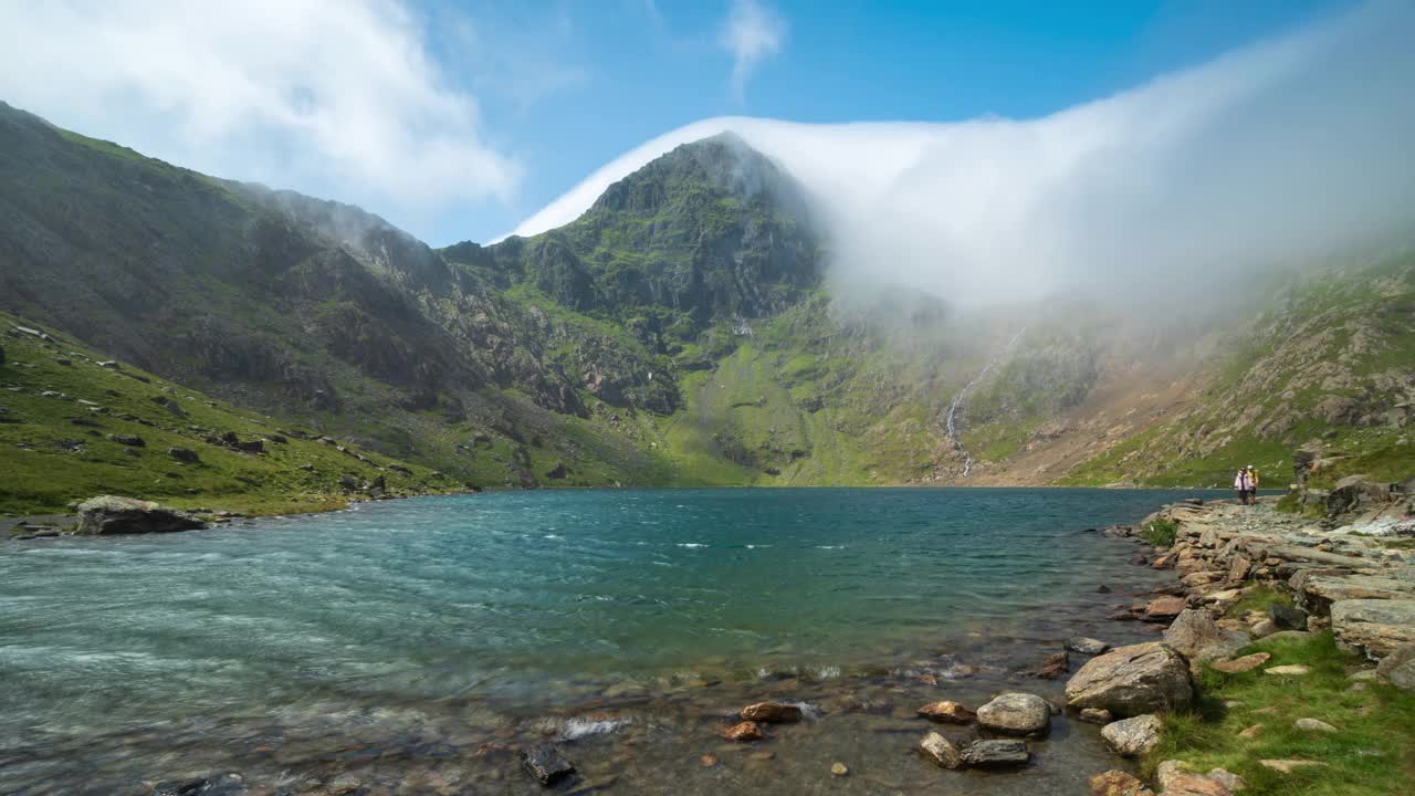 在北威尔士的斯诺登尼亚国家公园，白天有雾的斯诺登山顶和林恩格拉斯林湖的景色- 4k延时拍摄视频下载