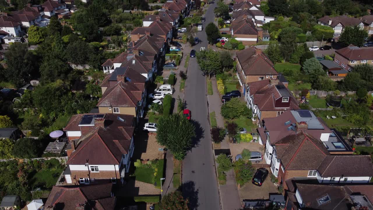 鸟瞰图典型的英国郊区住宅的前驱动器和后花园。视频下载