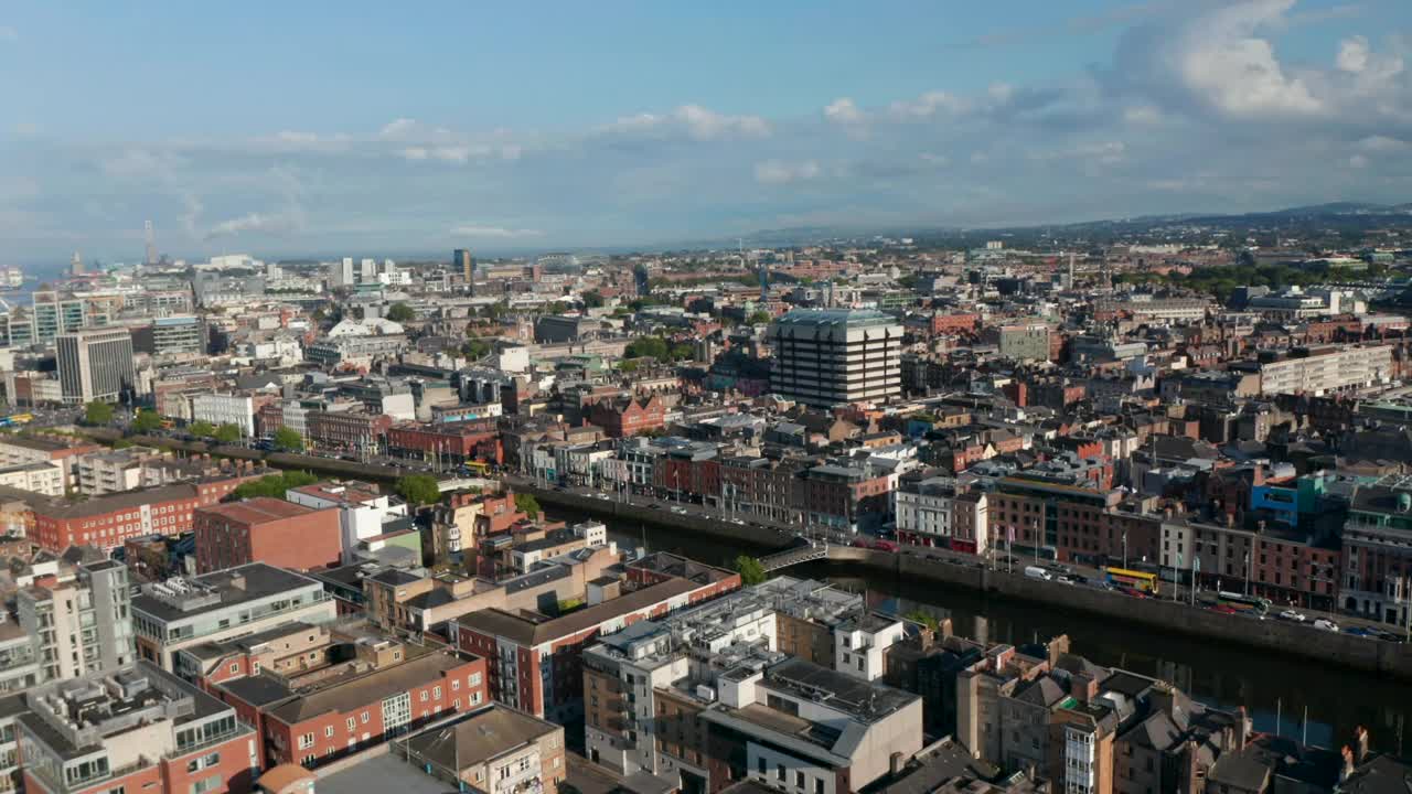 城市景观的全景曲线镜头。利菲河沿岸的街道和建筑物。阳光明媚的一天。爱尔兰都柏林视频素材