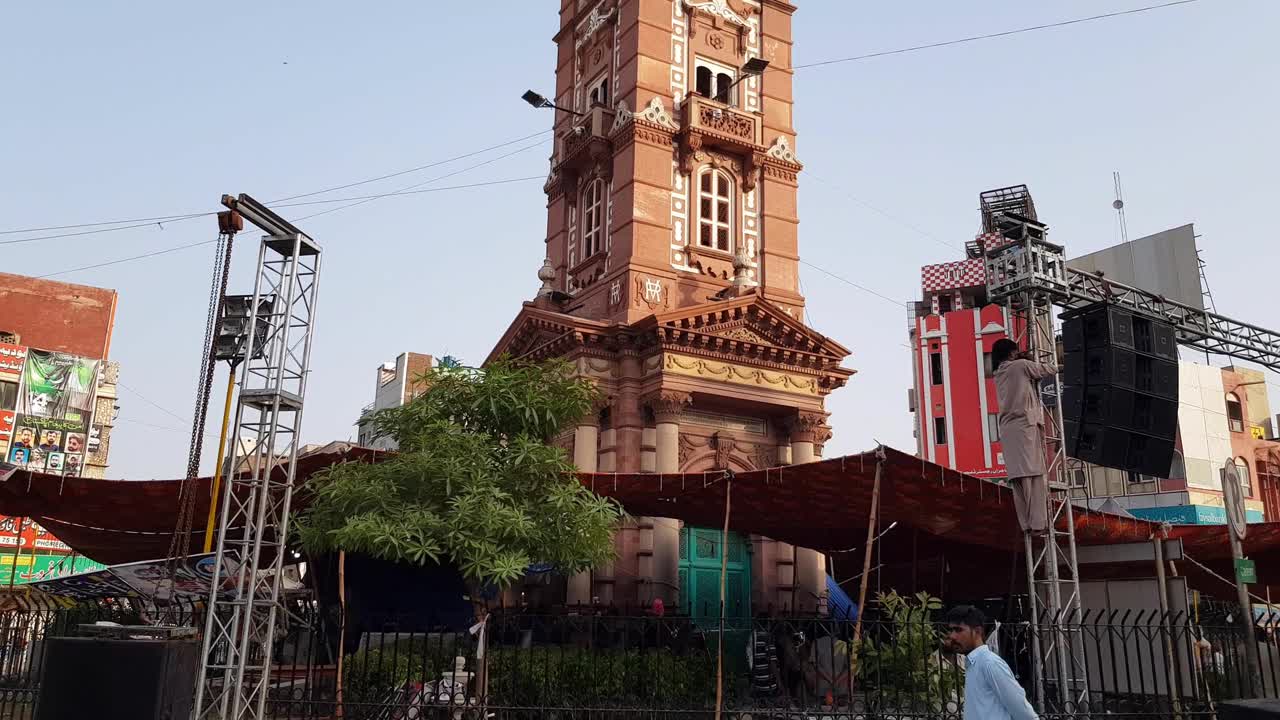 巴基斯坦费萨拉巴德市著名的历史钟楼是1903年由英国人建造的。视频下载