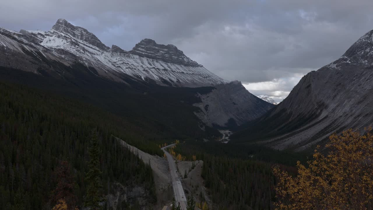 穿过加拿大落基山脉的冰原公园路视频素材