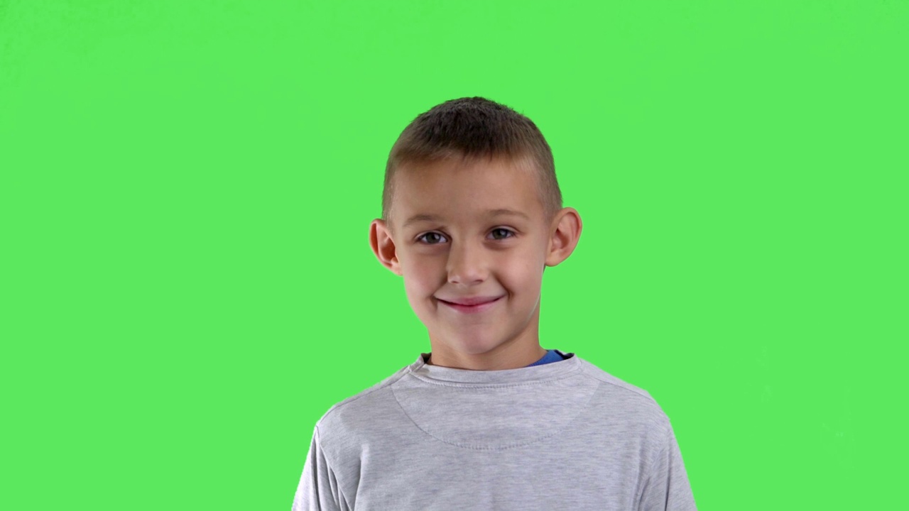 绿色屏幕上的男孩肖像视频下载