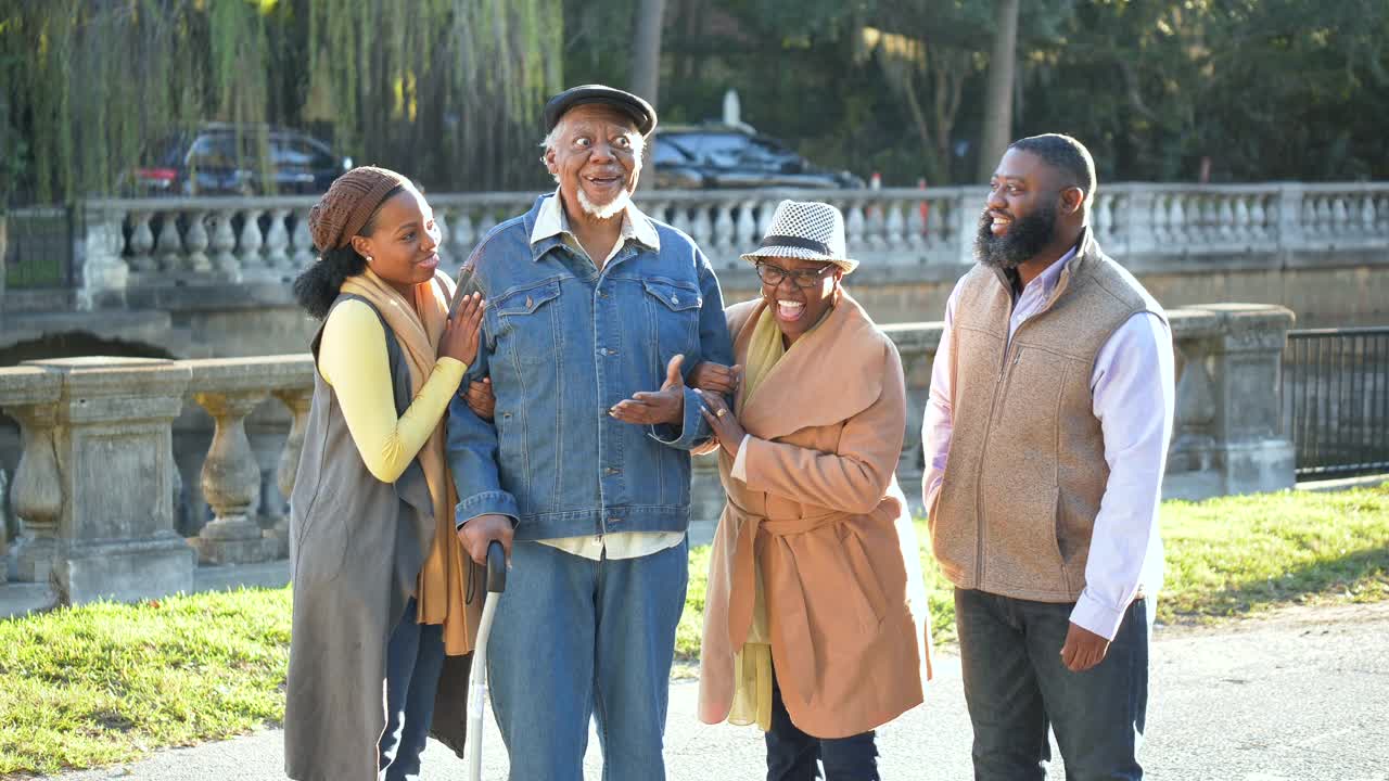 一个年长的非裔美国人和家人在公园散步视频素材