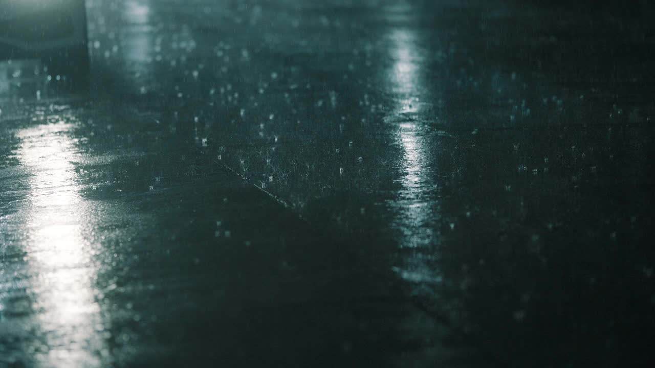 慢镜头夜间大雨落在路上，极端的天气和气候以及全球变暖视频下载