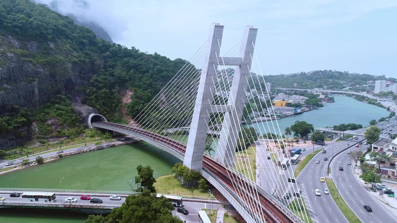 巴西里约热内卢Barra Da Tijuca河上的火车桥。视频素材