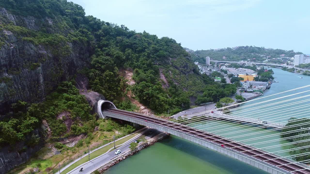 巴西里约热内卢Barra Da Tijuca河上的火车桥。视频素材