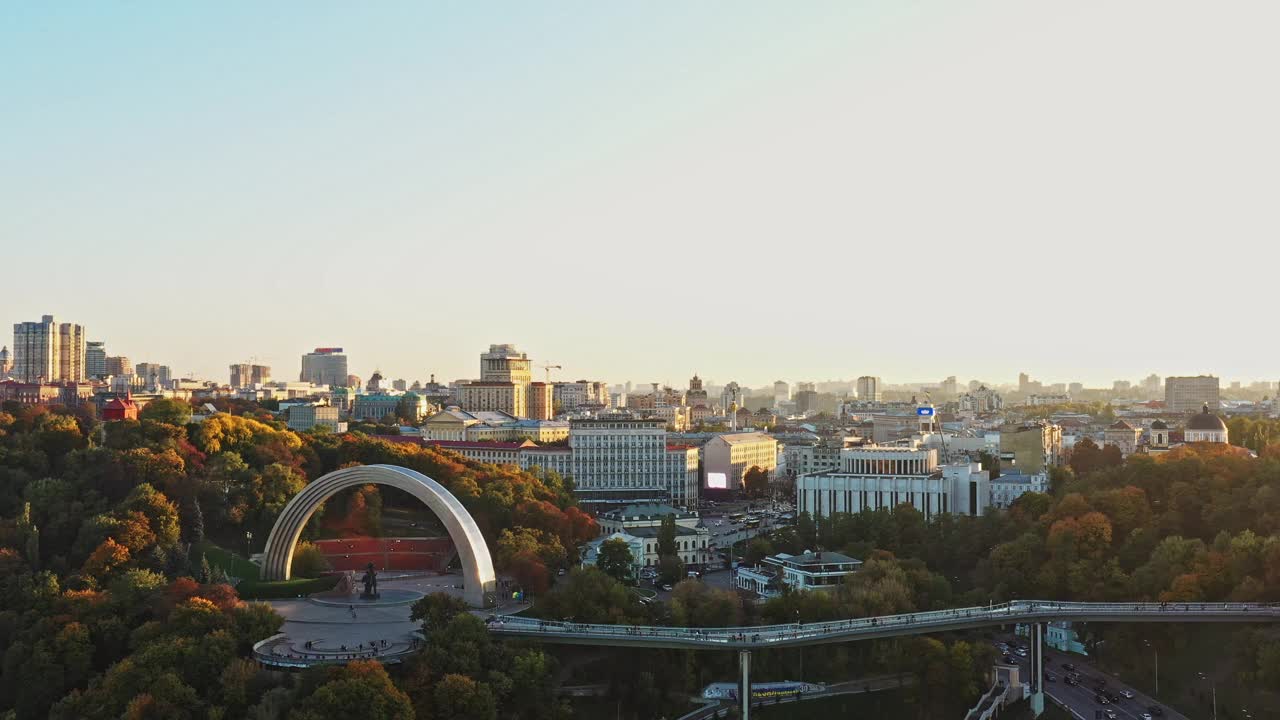 基辅和国家友谊拱门的鸟瞰图视频下载