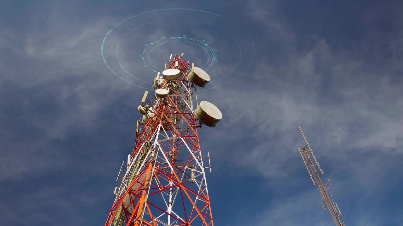 移动通信塔或蜂窝通信塔到另一个传输通信塔，它们形成移动网络。5 g 4 g网络视频素材