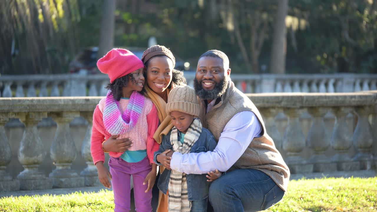 阳光灿烂的秋日，非洲裔美国家庭在公园视频素材