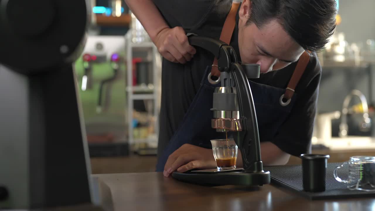 4K亚洲男子咖啡师制作热意式咖啡从才华意式咖啡机视频素材