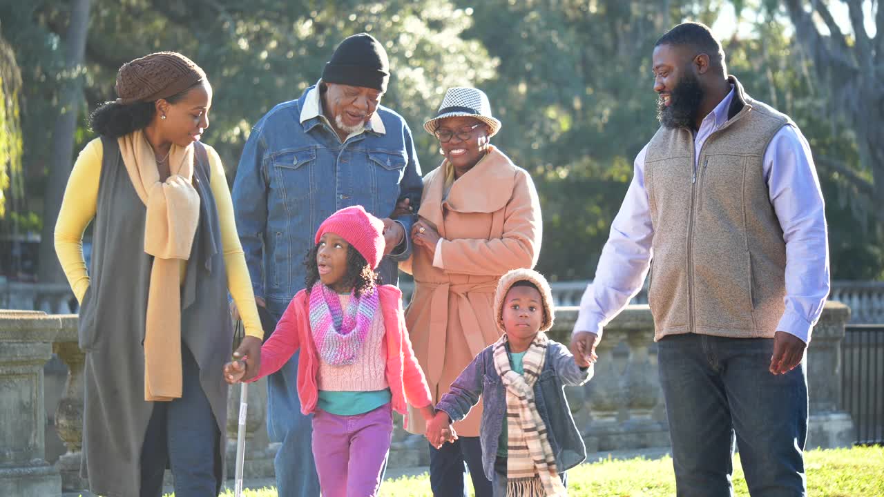 一家三代非裔美国人在公园散步视频素材