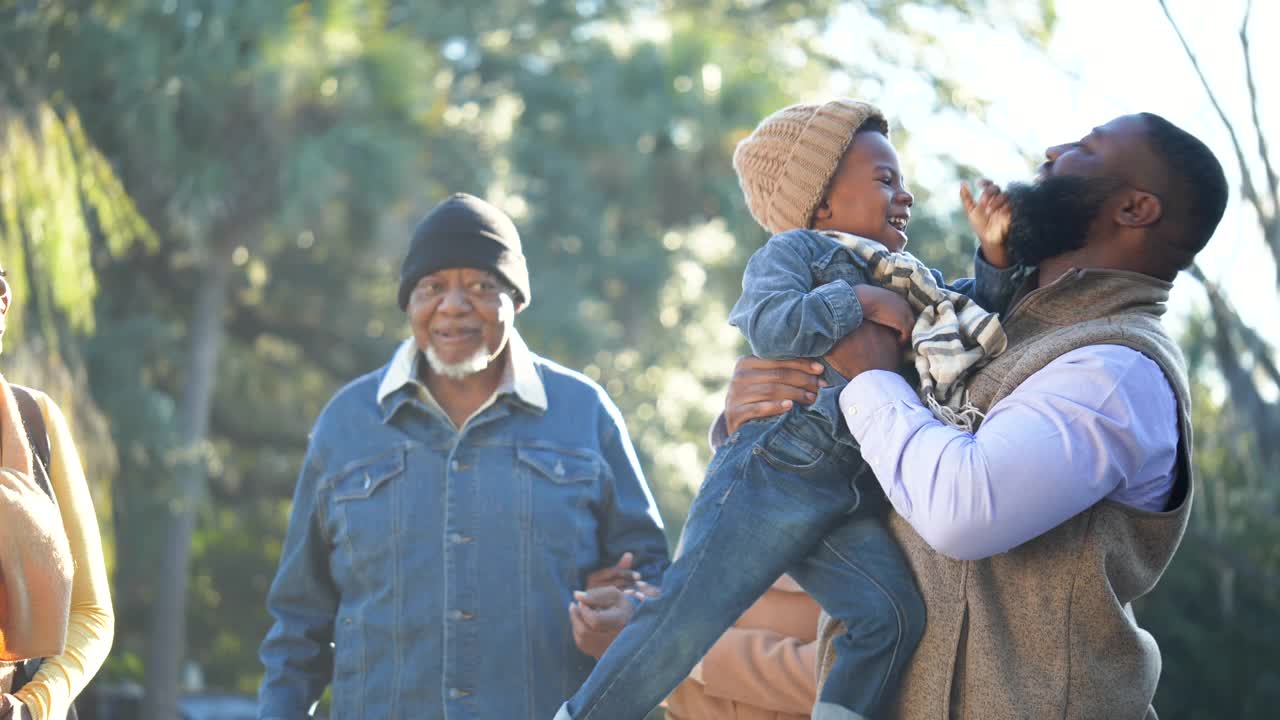一家三代非裔美国人在公园玩视频素材