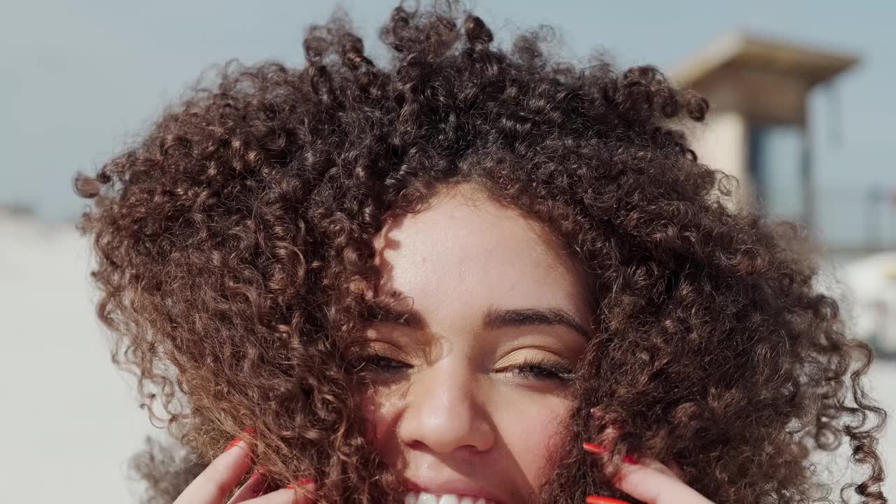 巴西美丽迷人的非洲式爆炸头年轻可爱的女孩在海滩。视频素材