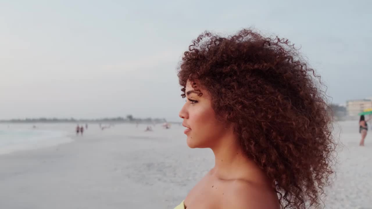 巴西美丽迷人的非洲式爆炸头年轻可爱的女孩在海滩。视频素材