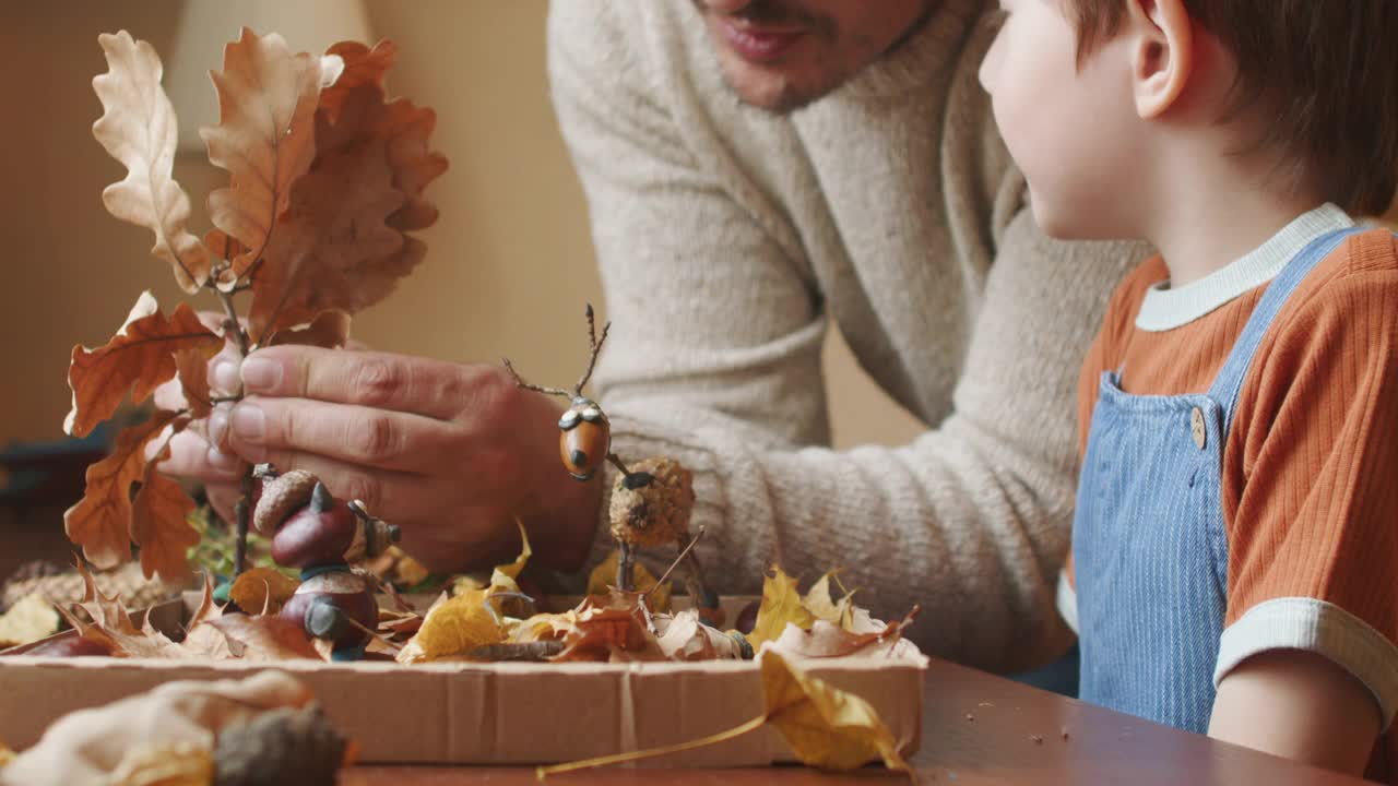 小男孩和他的父亲在秋天在家做手工艺品视频下载