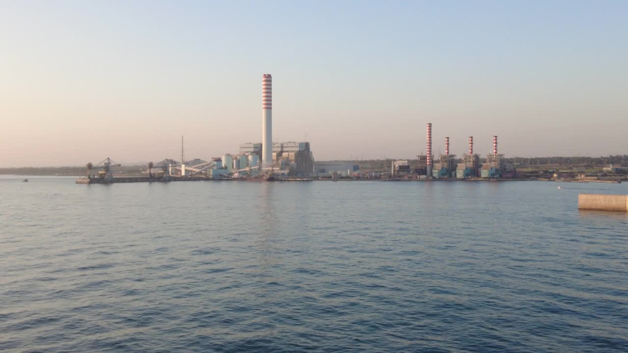 位于奇维塔韦基亚港口附近的Torrevaldaliga Nord热电厂视频下载