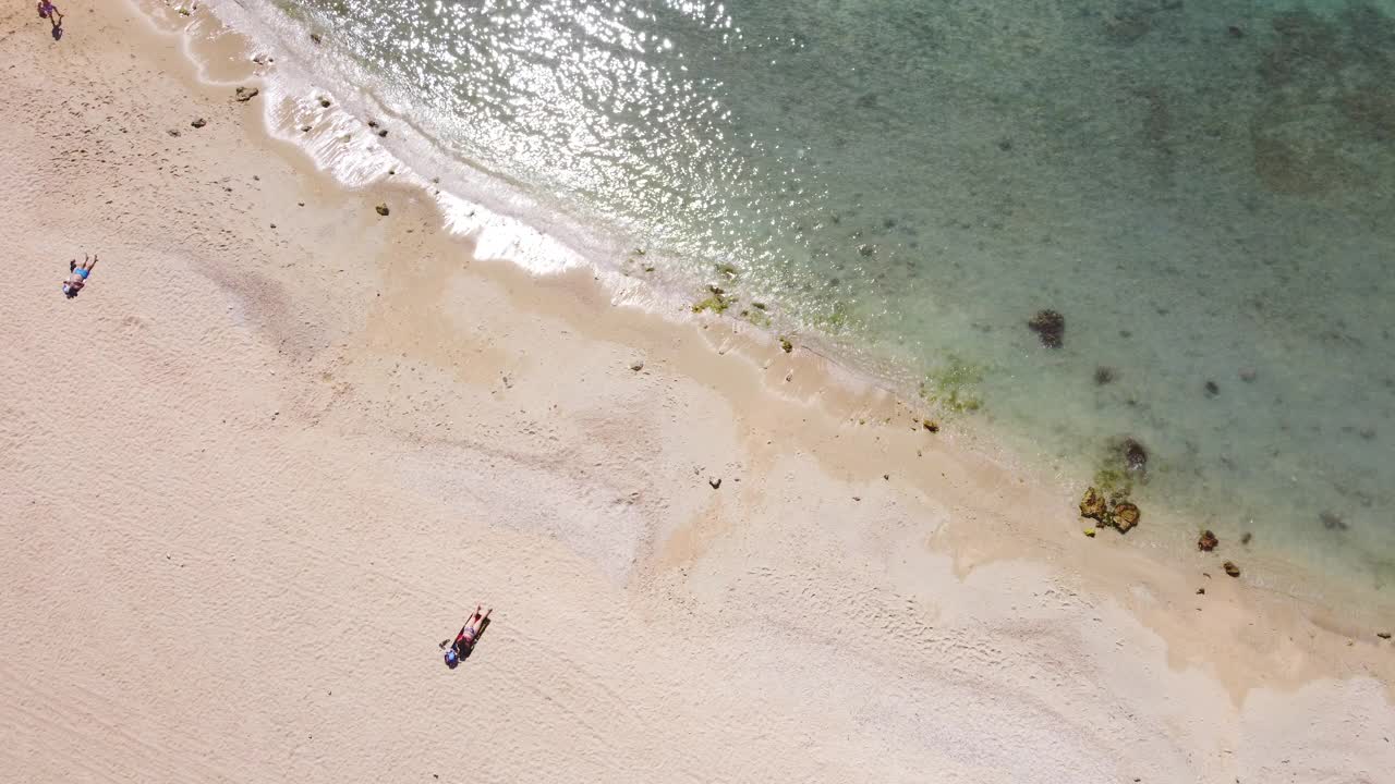 夏威夷瓦胡岛，檀香山，威基基海滩，泻湖和钻石头的无人机视野。——延时视频素材