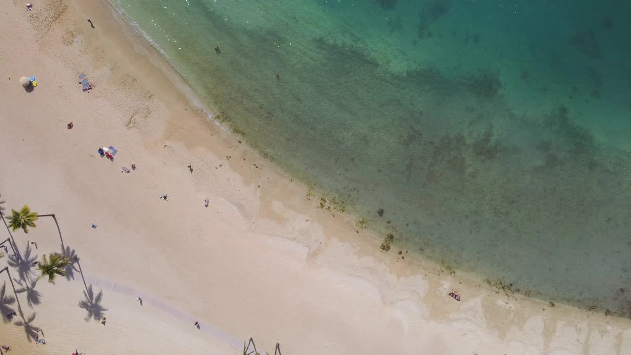 夏威夷瓦胡岛，檀香山，威基基海滩，泻湖和钻石头的无人机视野。——延时视频素材