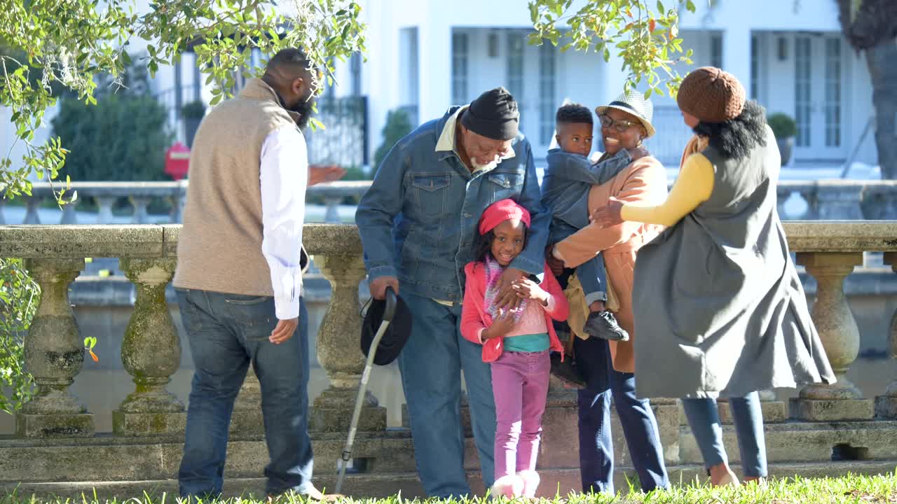 一个三代非裔美国家庭摆姿势拍照视频素材
