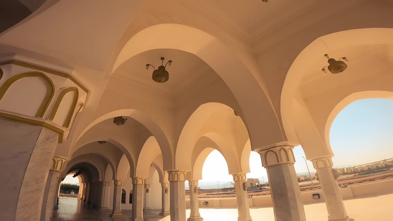 经过清真寺的槽弧位于干燥的甜点。视频下载