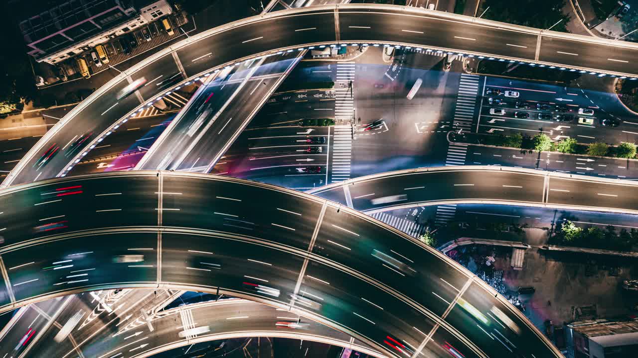 T/L无人机视角的立交桥和城市交通在夜间视频素材