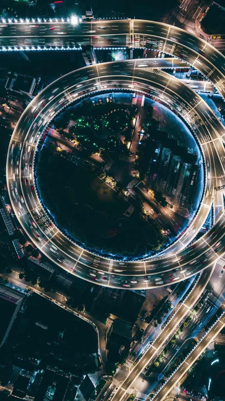 T/L PAN无人机视角的立交桥和城市交通在夜间视频素材