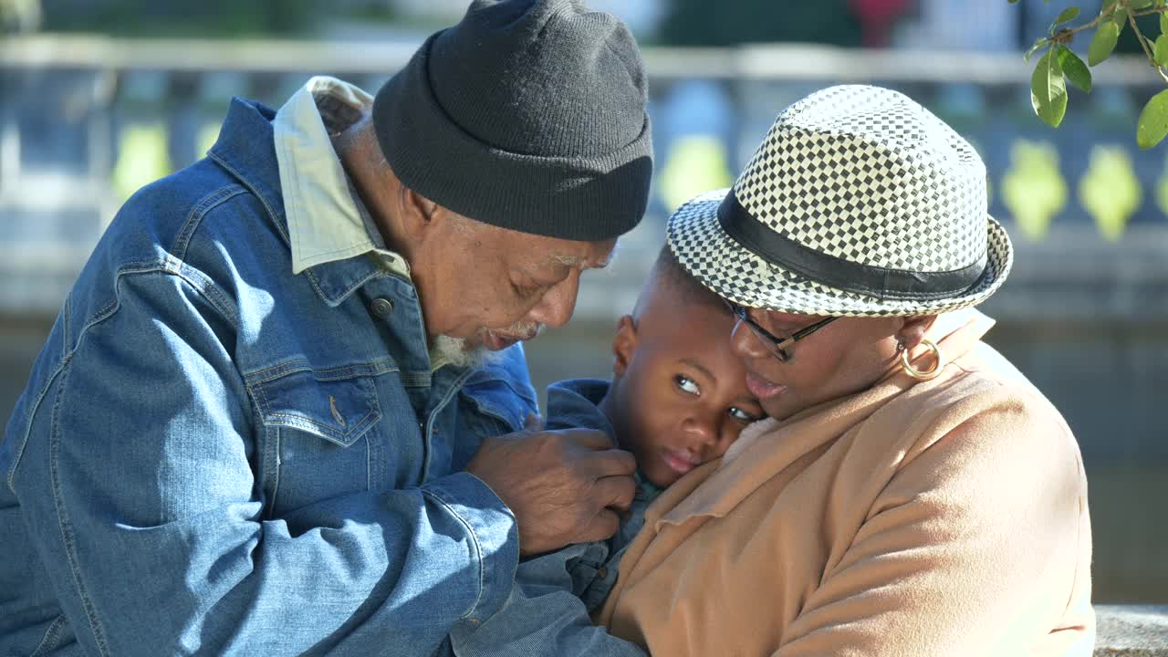 非裔美国人的祖父母，抱着悲伤的孙子视频下载