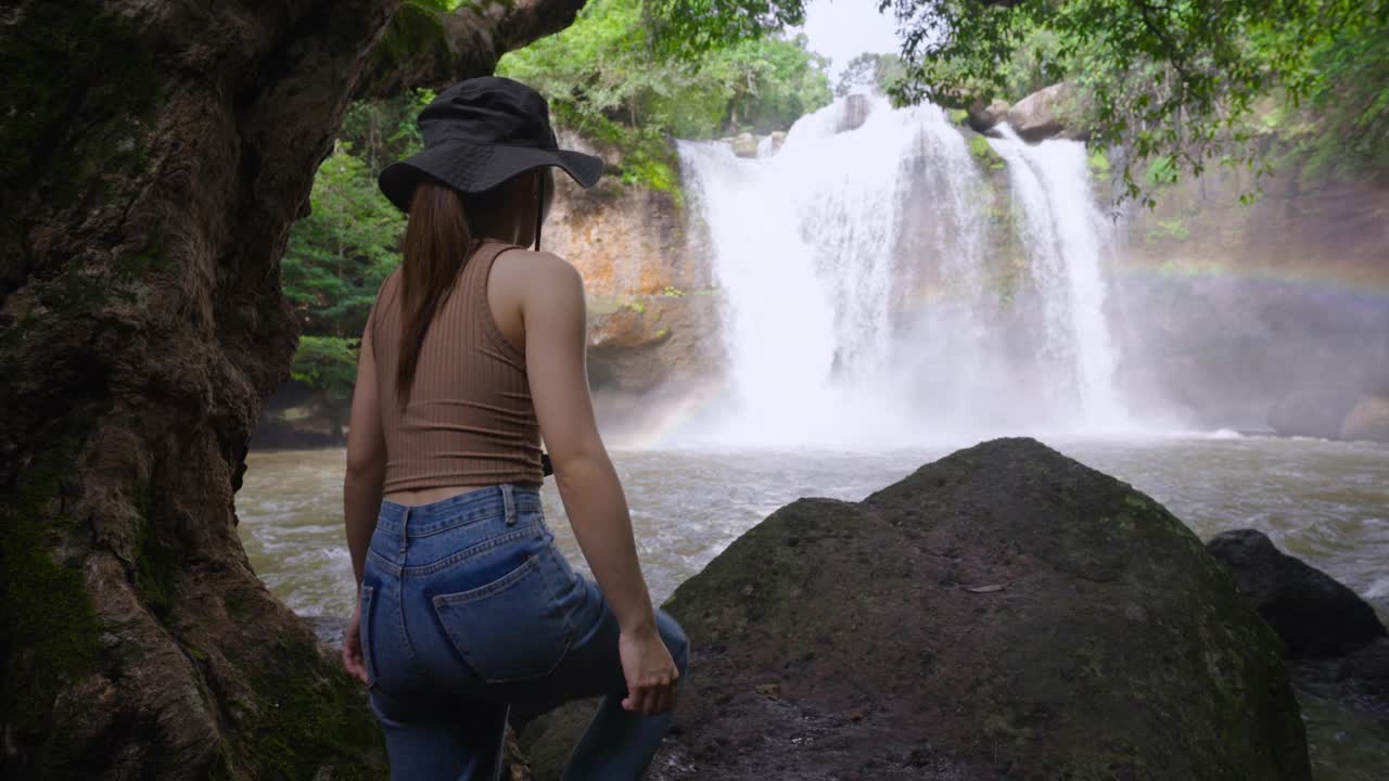 在Khao Yai国家公园的Haew Suwat瀑布上旅行的女性视频素材