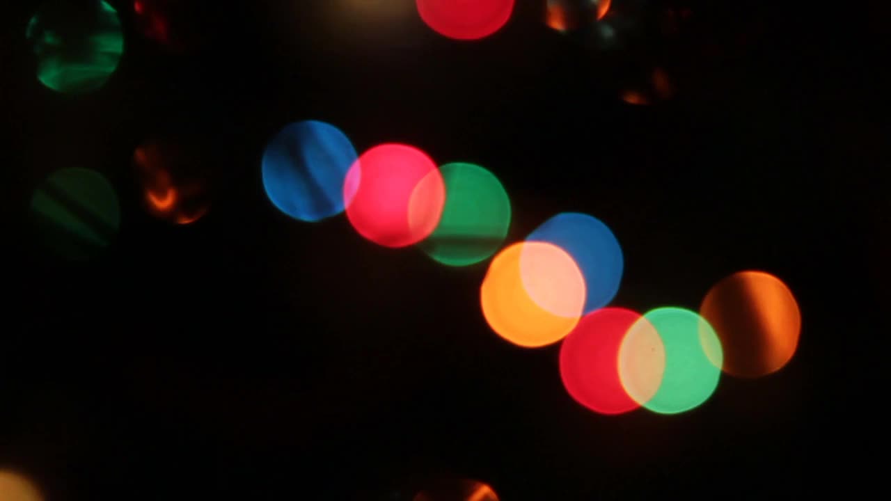抽象灯光背景，散焦灯光。在节日的圣诞节闪闪发光的散景。视频素材