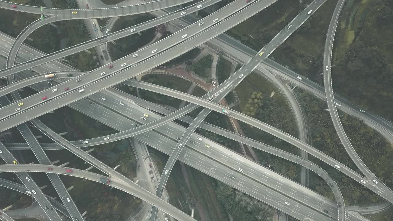 鸟瞰图复杂的天桥和繁忙的交通视频素材