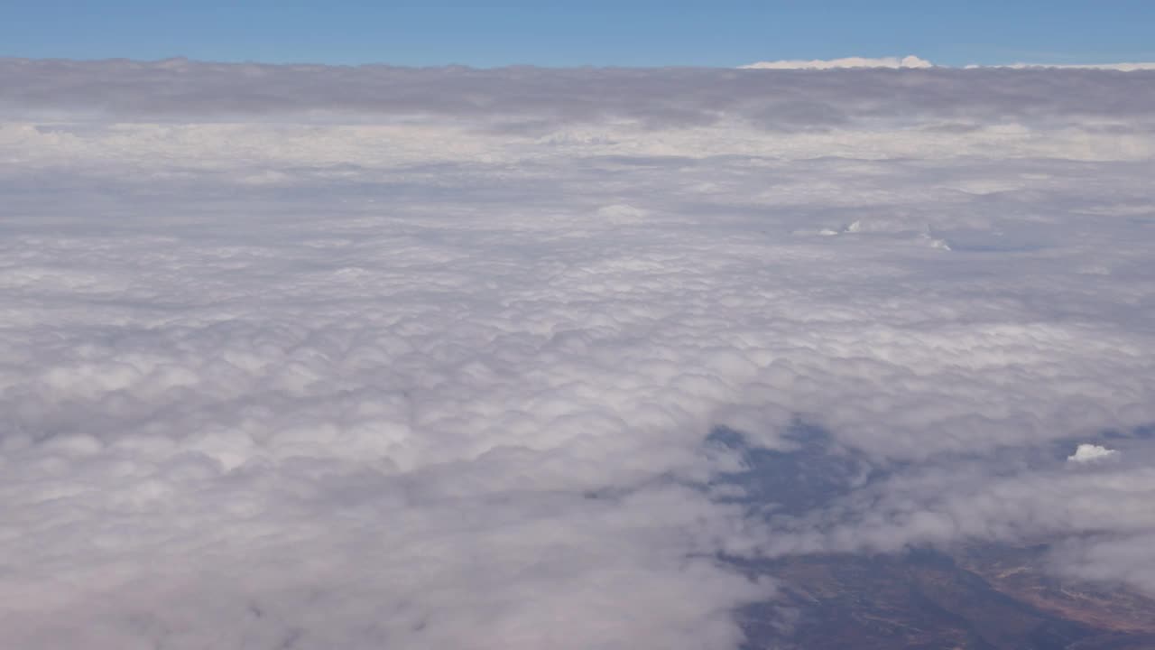 飞机从窗口看云朵，蓝天与飞翔视频下载