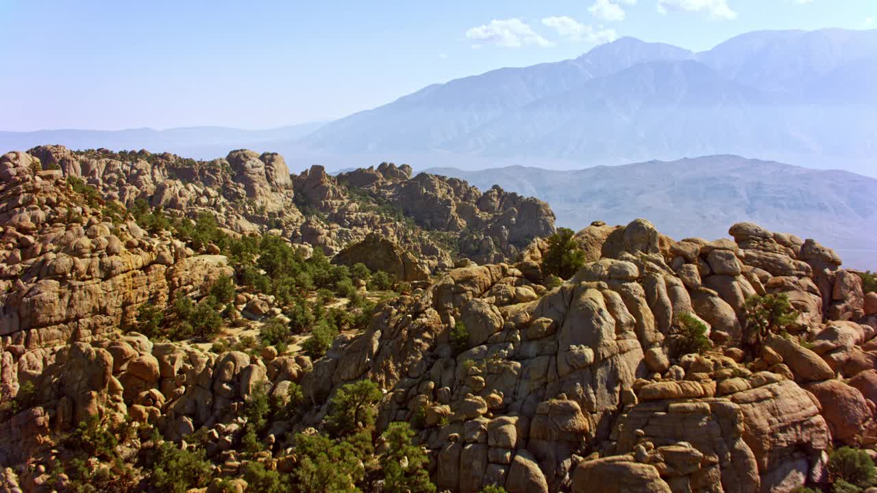 在美国加利福尼亚的一个参差不齐的岩石景观上空视频素材